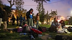 Einheimische campieren in einem öffentlichen Park nach einem Erdbeben der vorläufigen Stärke 6,2 in Istanbul, Türkei, am Mittwoch, den 23. April 2025.