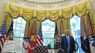 الرئيس الأمريكي دونالد ترامب في المكتب البيضاوي في البيت الأبيض  