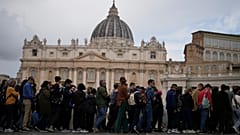Fila di fedeli a piazza San Pietro
