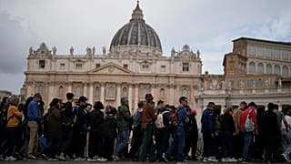Fila di fedeli a piazza San Pietro