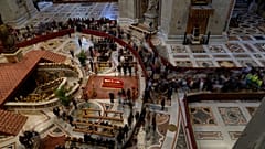 Gläubige verabschieden sich von Papst Franziskus, Vatikanstadt, 24. April 2025