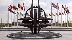 Die Flaggen der Bündnismitglieder flattern im Wind vor einem Treffen der Verteidigungsminister im NATO-Hauptquartier in Brüssel, 10. April 2025