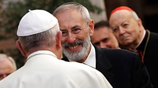La cérémonie des funérailles ayant lieu samedi, jour de Shabbat, le responsable religieux juif se rendra sur les lieux à pied.
