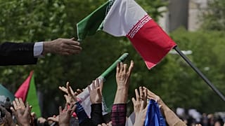 أعلام إيرانية خلال تظاهرة في طهران 