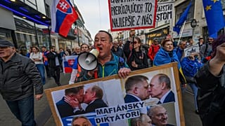 Des personnes se rassemblent pour participer à une manifestation intitulée "La Slovaquie, c'est l'Europe" à Bratislava, le 24 avril 2025.