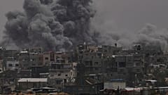 Nach einem israelischen Bombardement in Khan Younis, Gazastreifen, steigt Rauch in den Himmel, Donnerstag, 24. April 2025
