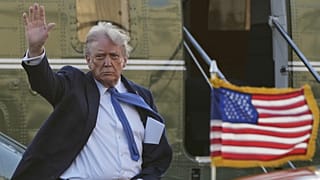 Donald Trump elnök megérkezik a Leesburg Executive repülőtérre 2025. április 24-én, csütörtökön.