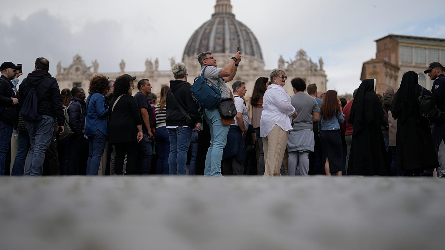 Fedeli in attesa di entrare a San Pietro per l'ultimo saluto al Papa