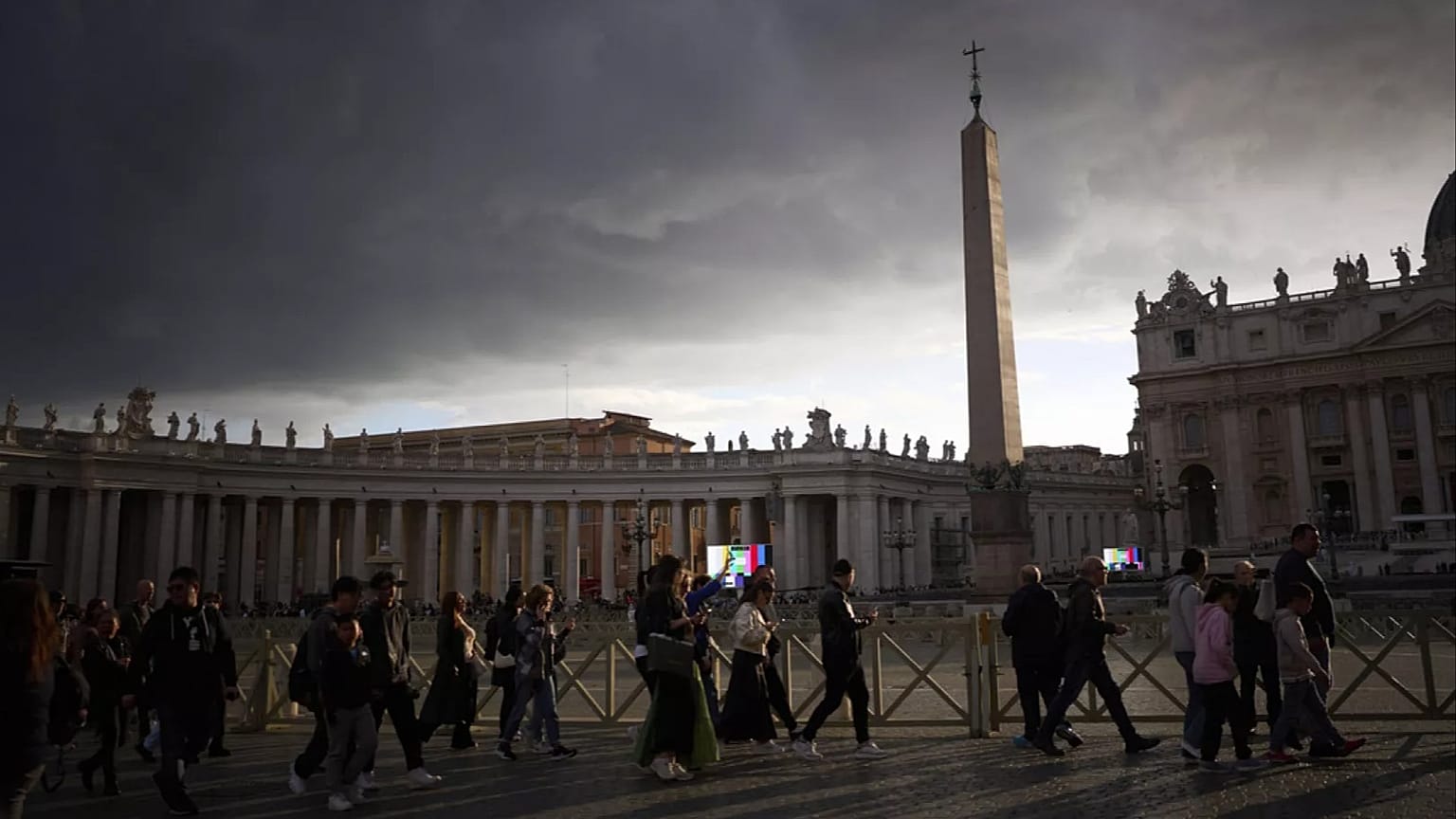 Menschen betreten den Petersdom, um Papst Franziskus am Donnerstag, den 24. April 2025, im Vatikan die letzte Ehre zu erweisen. 