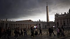 Menschen betreten den Petersdom, um Papst Franziskus am Donnerstag, den 24. April 2025, im Vatikan die letzte Ehre zu erweisen. 