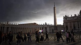 Menschen betreten den Petersdom, um Papst Franziskus am Donnerstag, den 24. April 2025, im Vatikan die letzte Ehre zu erweisen. 