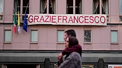 A pápát dicsőítő felirat a Santa Maria Maggiore bazilika közelében