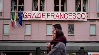 A pápát dicsőítő felirat a Santa Maria Maggiore bazilika közelében