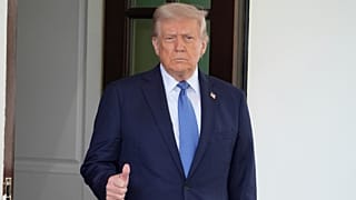 Президент Дональд Трамп выходит поприветствовать премьер-министра Норвегии Йонаса Гара Стере по прибытии в Белый дом, четверг, 24 апреля 2025 года, в Вашингтоне.