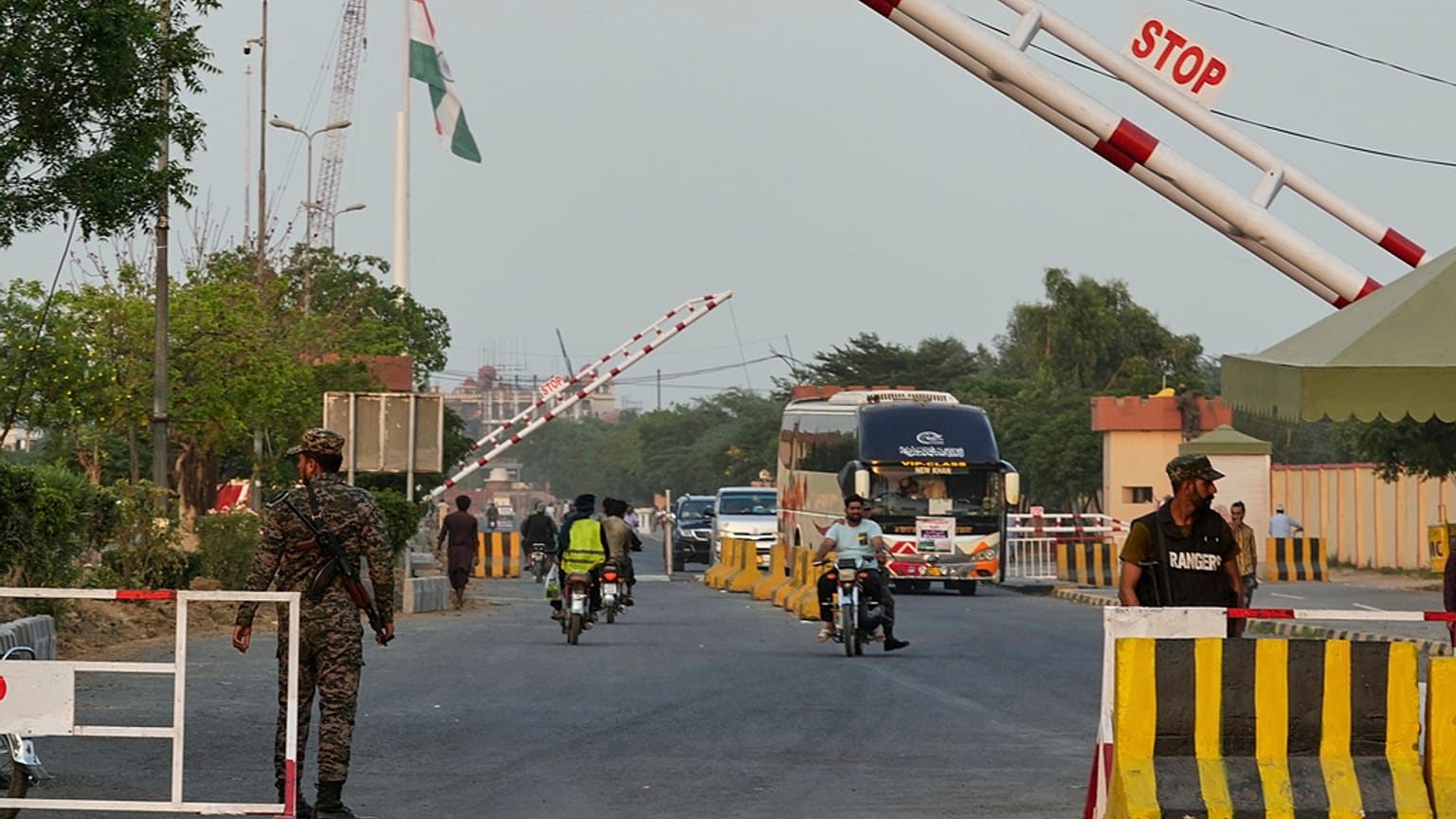 Soldados de las fuerzas paramilitares de Pakistán montan guardia en un puesto de control cerca de Wahaga, el paso fronterizo conjunto entre Pakistán e India, jueves 24 de abril de 2025. 