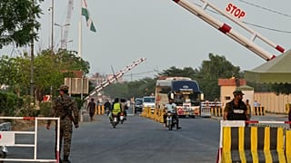 Soldados de las fuerzas paramilitares de Pakistán montan guardia en un puesto de control cerca de Wahaga, el paso fronterizo conjunto entre Pakistán e India, jueves 24 de abril de 2025.