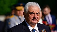 Der russische Botschafter in Deutschland, Sergej Nechajew, geht während der Gedenkfeierlichkeiten zum Ende des Zweiten Weltkriegs vor im Bezirk Treptow in Berlin, 2022.