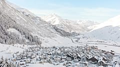 Vista aérea de Andermatt, en los Alpes suizos, Suiza