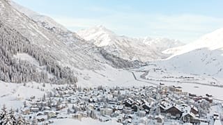 Vue aérienne d'Andermatt, Alpes suisses, Suisse