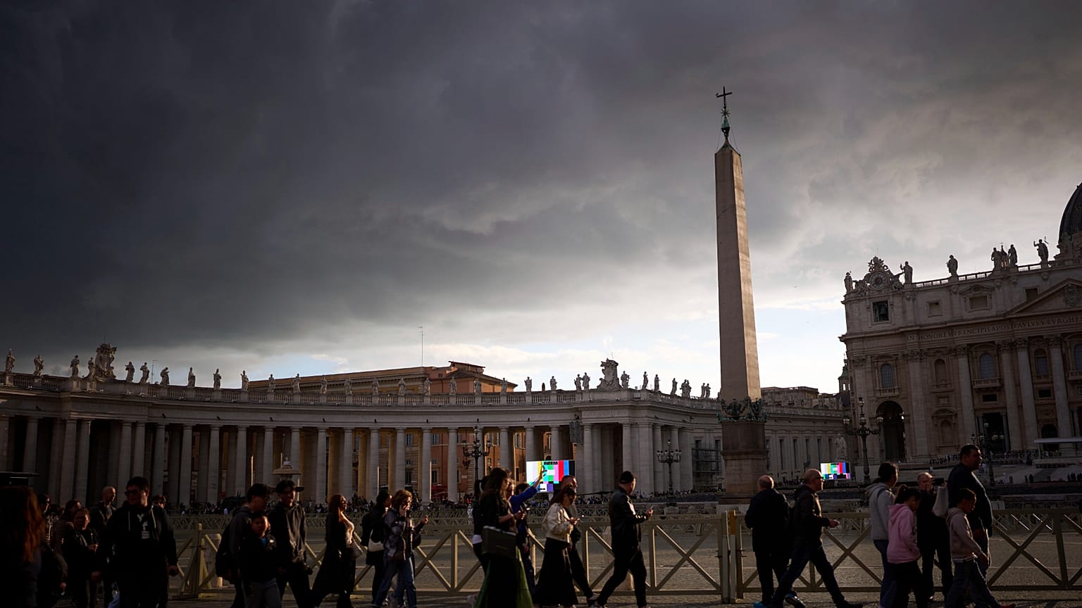 Des personnes entrent dans la basilique Saint-Pierre pour rendre hommage au pape François, au Vatican, le jeudi 24 avril 2025.