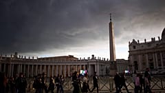 Des personnes entrent dans la basilique Saint-Pierre pour rendre hommage au pape François, au Vatican, le jeudi 24 avril 2025.