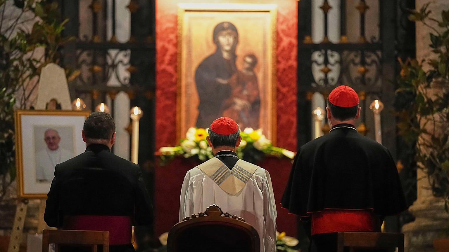 El cardenal Tagle (centro) dirige el rezo del rosario frente a la Basílica de Santa María la Mayor, donde será enterrado el difunto papa Francisco, en Roma,