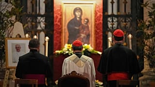 El cardenal Tagle (centro) dirige el rezo del rosario frente a la Basílica de Santa María la Mayor, donde será enterrado el difunto papa Francisco, en Roma,