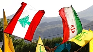 أنصار حزب الله يلوّحون بأعلام إيران وحزب الله ولبنان خلال مهرجان بمناسبة "عيد التحرير" في بلدة مشغرة في البقاع، السبت 25 مايو 2013.