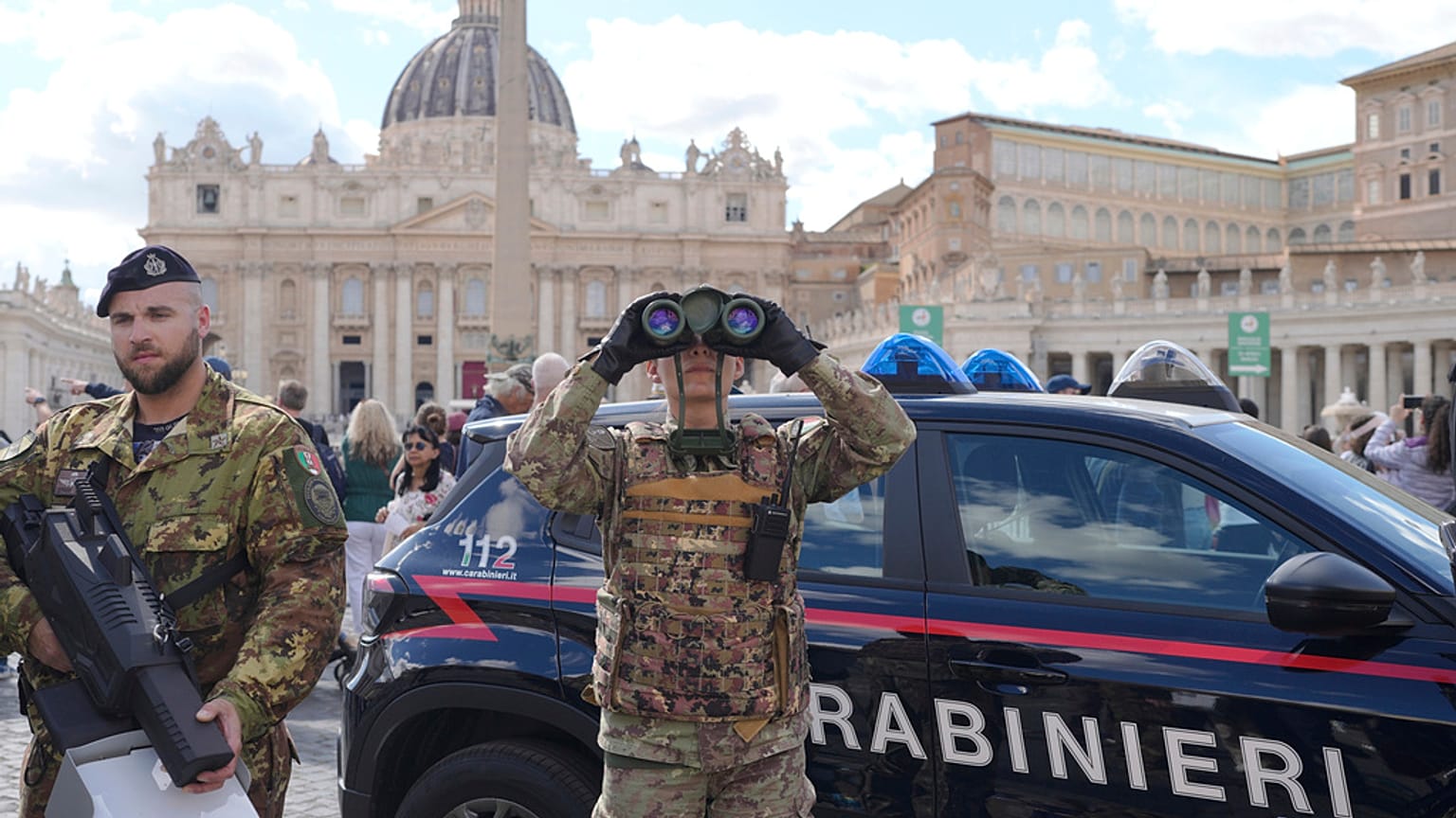 Un'unità anti-drone dell'esercito italiano pattuglia Piazza San Pietro in Vaticano, 24 aprile 2025