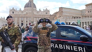 Una unidad antidrones del ejército italiano patrulla la Plaza de San Pedro en el Vaticano, 24 de abril de 2025.