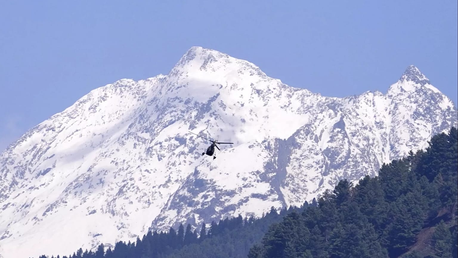 Militanların Hindistan'ın kontrolündeki Pahalgam yakınlarında turistlere ayrım gözetmeksizin ateş açmasından sonraki sabah, vadinin üzerinde devriye gezen bir ordu helikopterinin arkasında dağın zirvesi yükseliyor