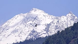 Militanların Hindistan'ın kontrolündeki Pahalgam yakınlarında turistlere ayrım gözetmeksizin ateş açmasından sonraki sabah, vadinin üzerinde devriye gezen bir ordu helikopterinin arkasında dağın zirvesi yükseliyor