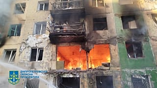 Un immeuble résidentiel en feu après une attaque russe, à Pavlohrad, en Ukraine, le vendredi 25 avril 2025