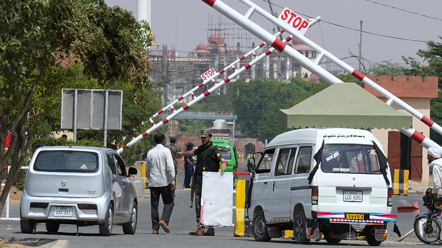 Paramilitares pakistaníes montan guardia en un puesto de control en Wagah, un paso fronterizo conjunto en la frontera entre Pakistán y la India, cerca de Lahore, Pakistán.