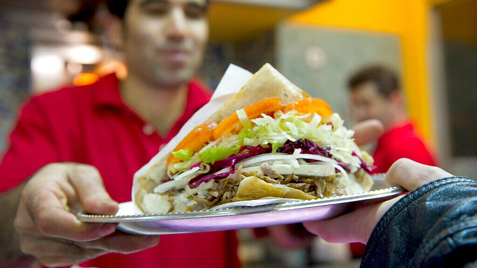Der Türke Abdullah Ekinci serviert einen Döner in einem türkischen Restaurant in Berlin, Deutschland, Sonntag, 21. März 2010.