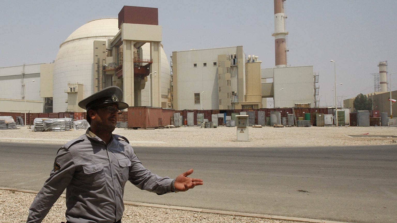 Un agente de seguridad iraní atiende a los medios de comunicación en la central nuclear de Bushehr, a las afueras de la ciudad meridional de Bushehr, 21 de agosto de 2010. 