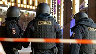 ФАЙЛ: Сотрудники российской полиции охраняют территорию возле здания ФСБ в Москве, 19 декабря 2019 года