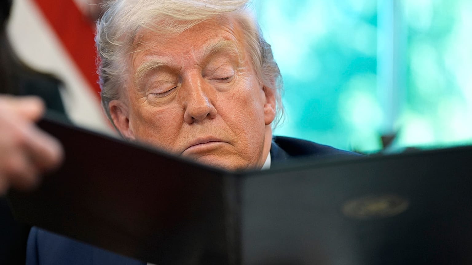 El presidente de EE UU, Donald Trump, firmando una orden ejecutiva