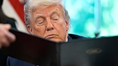 Президент США Дональд Трамп подписывает указ
