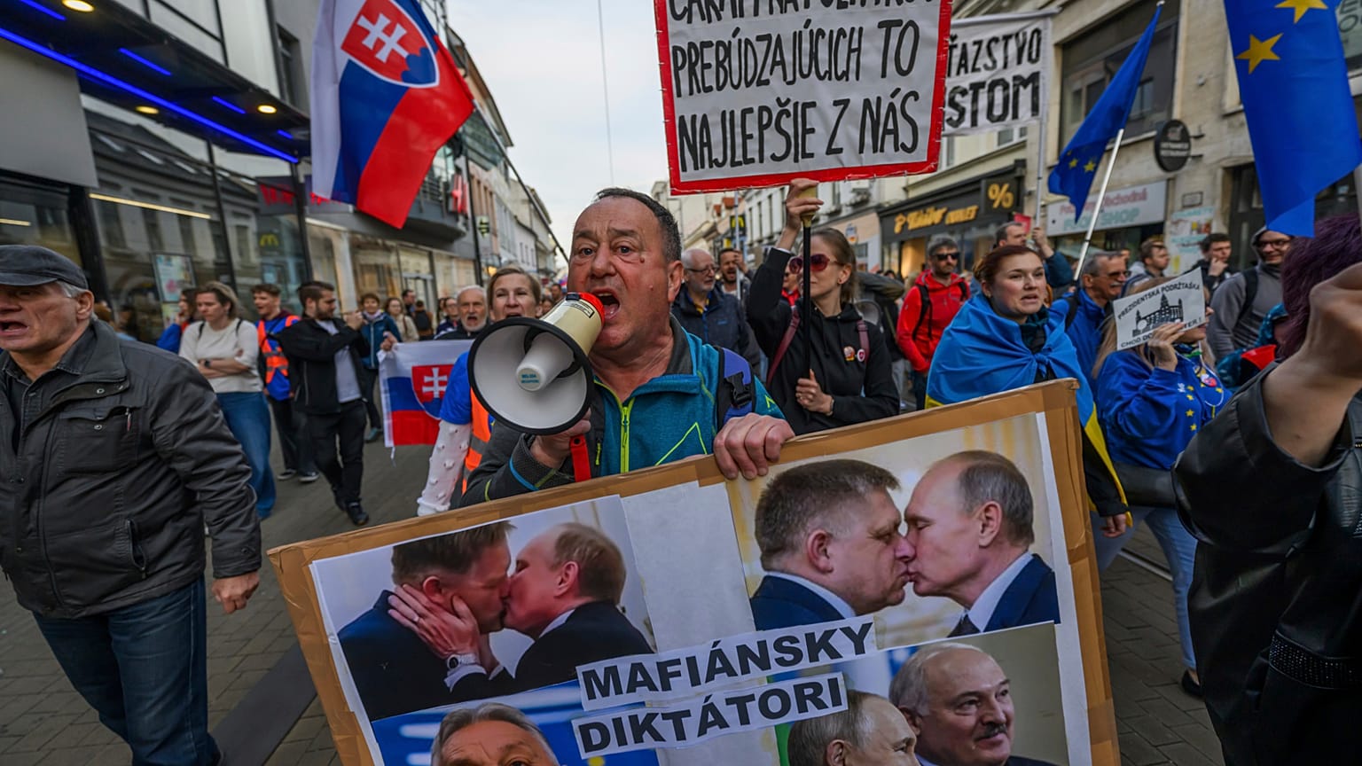 Menschen versammeln sich am Donnerstag, den 24. April 2025, in Bratislava, um an einem Protest mit dem Titel 'Die Slowakei ist Europa' teilzunehmen