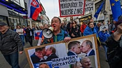 Menschen versammeln sich am Donnerstag, den 24. April 2025, in Bratislava, um an einem Protest mit dem Titel 'Die Slowakei ist Europa' teilzunehmen