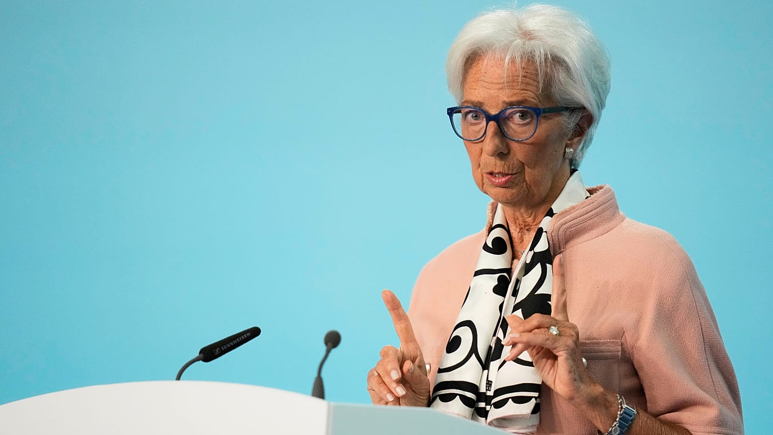 A Presidente do Banco Central Europeu, Christine Lagarde, dirige-se aos meios de comunicação social durante uma conferência de imprensa em Frankfurt, 17 de abril de 2025