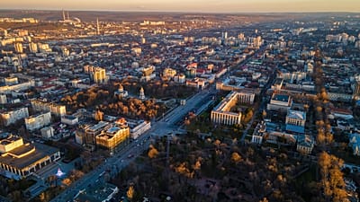 Vista aérea con dron de Chisinau al atardecer, Moldavia