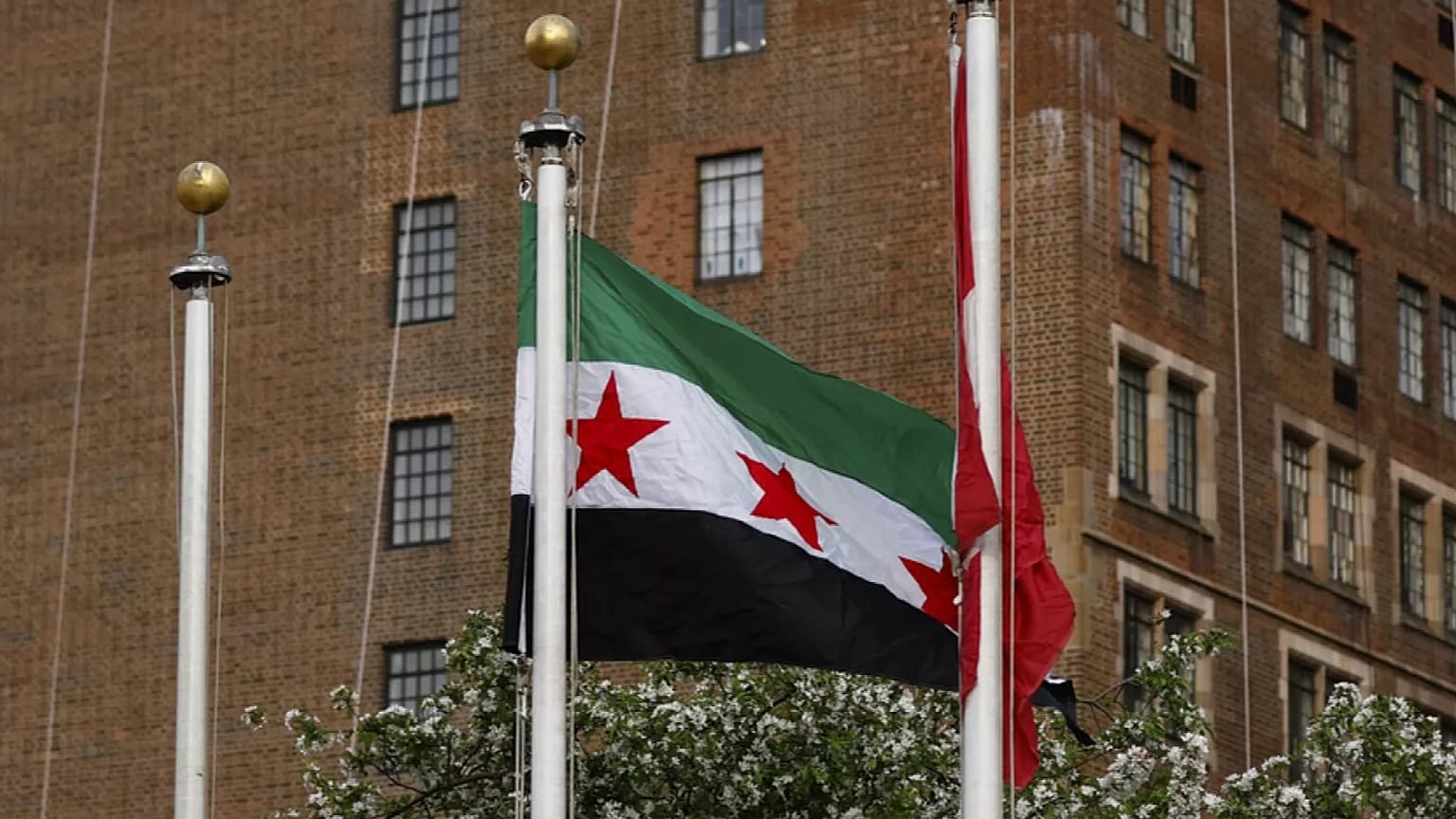 رفع العلم السوري خلال مراسم أقيمت يوم الجمعة، 25 نيسان/ أبريل 2025، أمام مقر الأمم المتحدة.