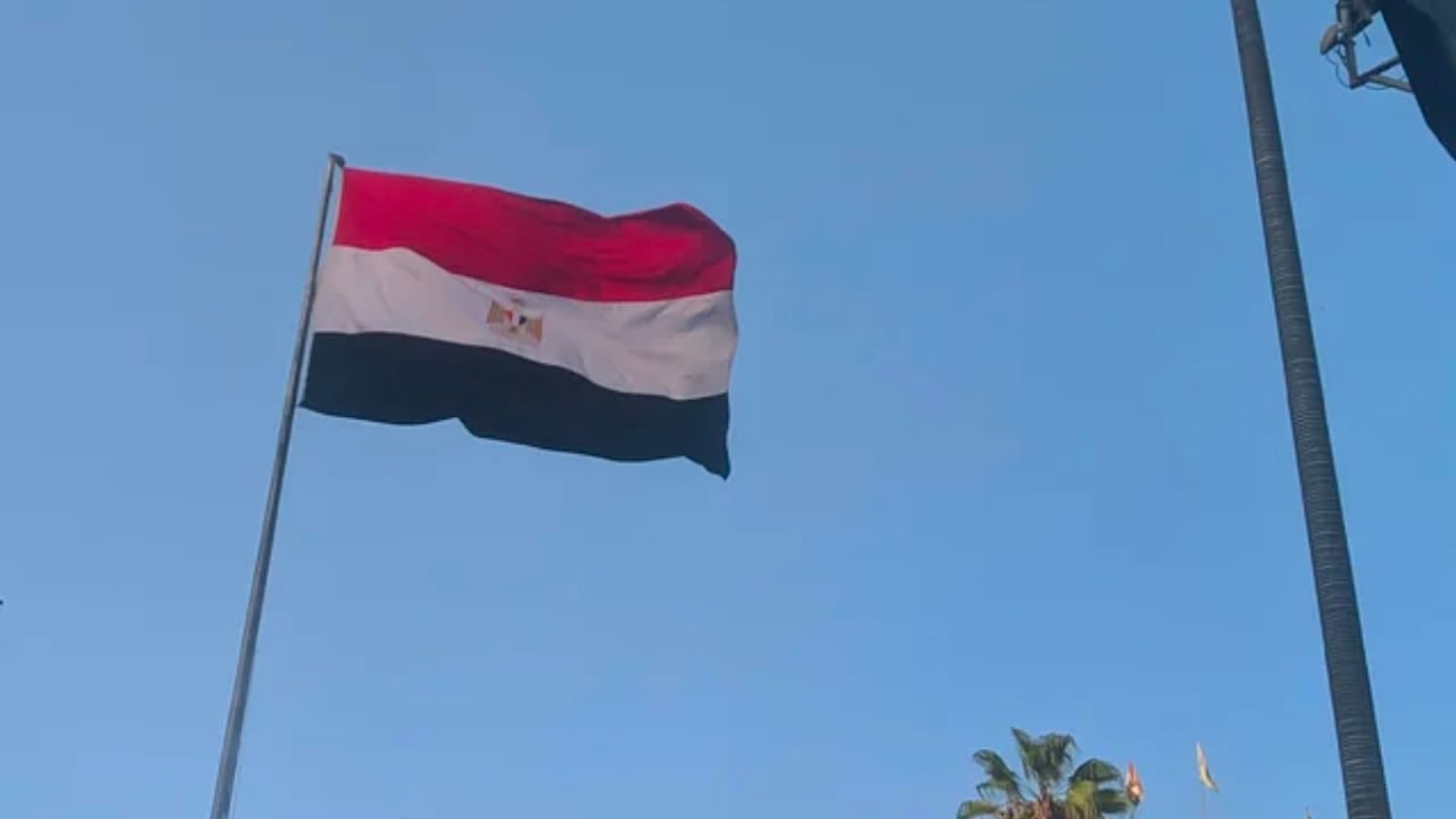 علم مصري في العاصمة القاهرة