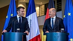 Bundeskanzler Olaf Scholz und Frankreichs Präsident Emmanuel Macron, links, sprechen auf einer Pressekonferenz nach ihrem Treffen im Bundeskanzleramt in Berlin, März 2025. 