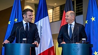 Bundeskanzler Olaf Scholz und Frankreichs Präsident Emmanuel Macron, links, sprechen auf einer Pressekonferenz nach ihrem Treffen im Bundeskanzleramt in Berlin, März 2025. 