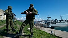 Russische Soldaten bewachen einen Pier, an dem zwei ukrainische Marineschiffe in Sewastopol festgemacht sind, 5. März 2014