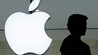 Une personne se tient près du logo Apple dans le nouveau magasin de la société à Grand Central Terminal, mercredi 7 décembre 2011 à New York.