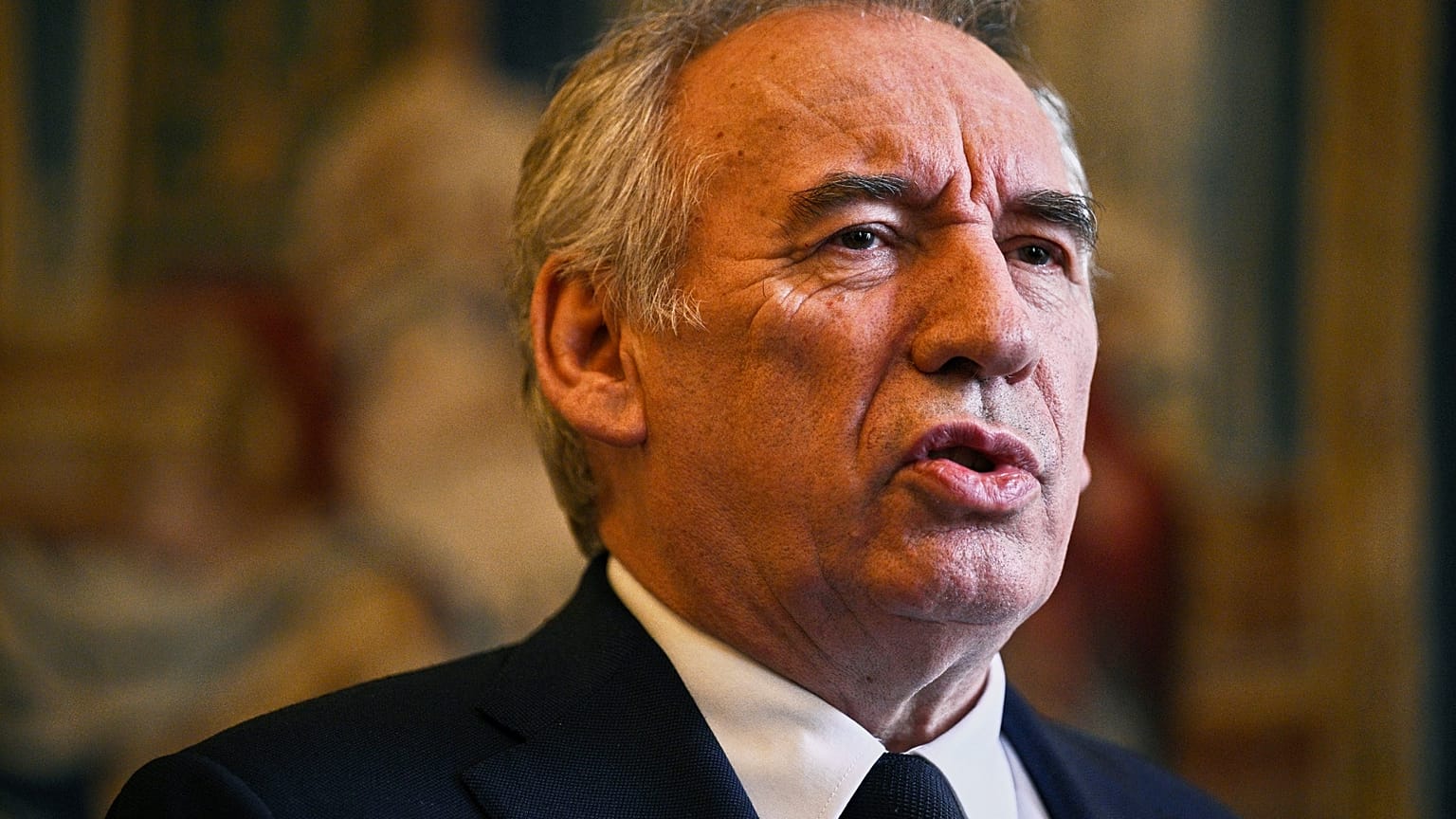 François Bayrou s'exprime lors de la réception du comité de soutien de l'écrivain algérien Boualem Sansal à l'hôtel Matignon à Paris, le mercredi 16 avril 2025.